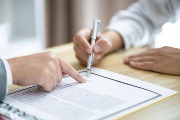 Sales Manager Giving Advice Application Form Document Mortgage Loan Offer — Fotografia de Stock