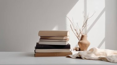 Masa bilgisi eğitimi hakkında kitap yığınının kopyalandığı kitap düzenlemesi 