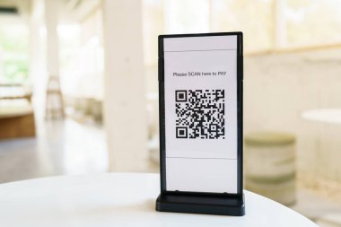 QR kodu ödemesi. Cüzdan. Adam tarama etiketi kabul edildi para olmadan dijital ödeme oluşturun. QR kodu çevrimiçi alışveriş nakit ödeme ve doğrulama teknolojisi konsepti taraması