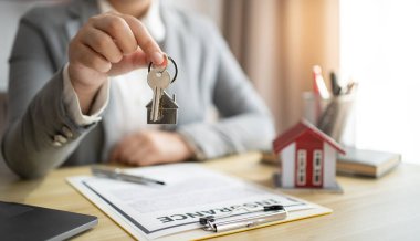 İş adamlarının emlakçıyla anlaşma yapması Danışman Konutları Sigortacılığı Konsepti