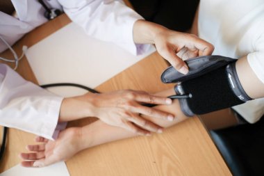 Doktor arteriyel kan basıncını ölçüyor. Sağlık hizmetleri.