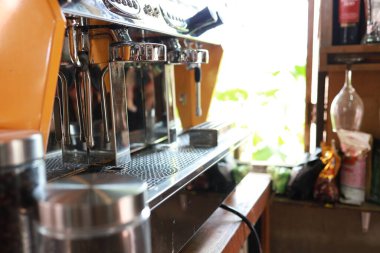 Kafe seçici odak kahve makinesi Profesyonel kahve makinesiyle sıcak kahve espresso yapmaya hazır olun