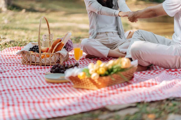 Закохана Пара Насолоджується Пікніком Парку Відкритому Повітрі Пікнік Щаслива Пара — стокове фото