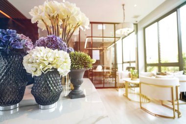 Ev dekorasyonu, oturma odasının dekorasyonunda cam vazoda kurutulmuş çiçekler. Köy kahvesi, ahşap masa, kafenin içi..