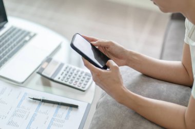 Mutlu güzel Asyalı kadın kulaklık takıyor işte dizüstü bilgisayar kullanıyor ya da müzikten hoşlanıyor..