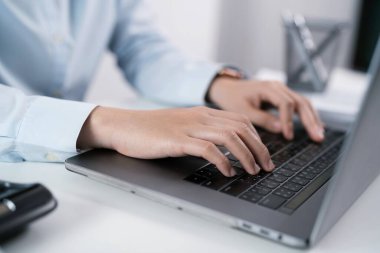 İş Adamları Buluşması Tasarım Fikirleri Uzman Yatırımcısı yeni bir başlangıç projesi üzerinde çalışıyor. İş adamı ve iş kadını birlikte çalışıyor.