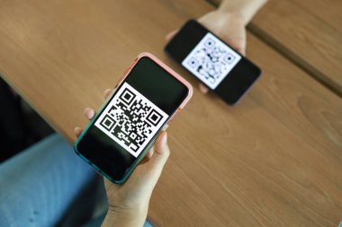 QR kodu ödemesi. Cüzdan. QR kodunu tarayan kadın çevrimiçi alışveriş nakitsiz teknoloji konsepti