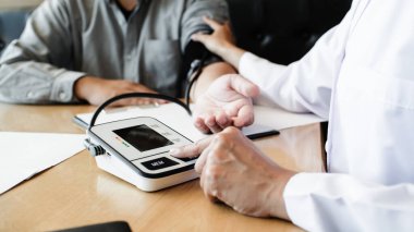 Doktor arteriyel kan basıncını ölçüyor. Sağlık hizmetleri.