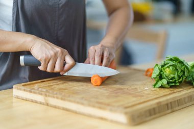 Yemekçi kadın mutfakta sebze salatası hazırlıyor. Sağlıklı yemek.
