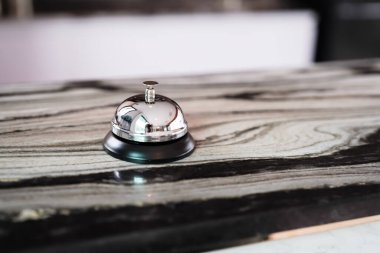 Servis zilli otel resepsiyonu. Çağrı servisi için resepsiyon zili.