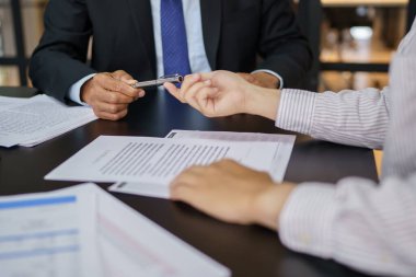 Hukuk danışmanı müvekkiline tokmak ve hukuk hukuku ile imzalanmış bir sözleşme sunar. Adalet ve avukat kavramı.