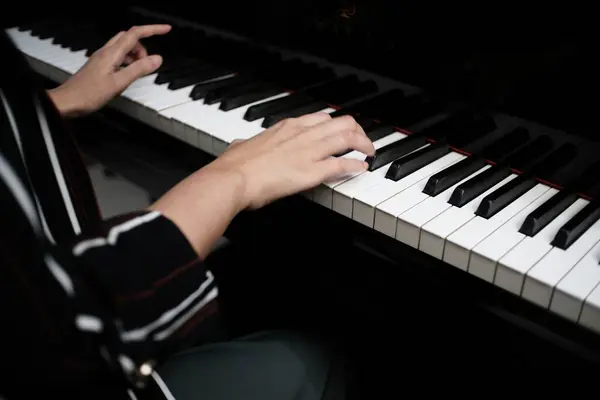 Belle Femme Jouant Piano Apprendre Jouer Piano — Photo