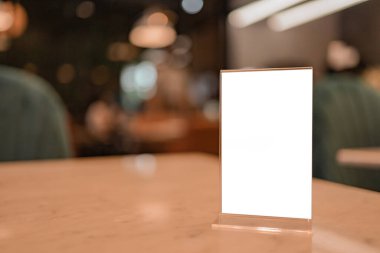 Restoran kafe menüsü. Bar restoranının kafesinde ahşap masada duran menü çerçevesi. Metin pazarlama promosyonu için boşluk