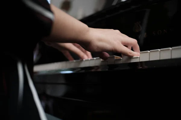 Belle Asiatique Fille Apprendre Jouer Piano — Photo