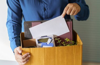 İstifa mektubu gönderip İstifa Depresyonu 'nu paketlemeyi ya da ofiste karton kutu taşımayı bırak. İş değişikliği ya da şirketten kovulma.