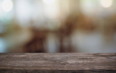 Boş ahşap masa üstü ve arka plan bulanıklığı metin pazarlama promosyonu için boş ahşap masa alanı. boş tahta tablo kopyalama alanı arkaplanı