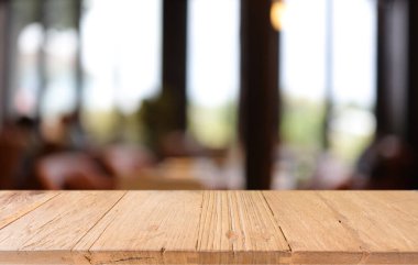 Boş ahşap masa üstü ve arka plan bulanıklığı metin pazarlama promosyonu için boş ahşap masa alanı. boş tahta tablo kopyalama alanı arkaplanı