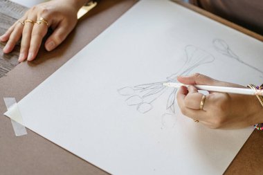 Sanatçı kalemle çiziyor. Yeni başlayanlar için resim çizen kadın hobi sanatı terapisi.