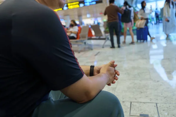 Homem Esperando Voo Área Partida Aeroporto Aeroporto Esperando Voo — Fotografia de Stock