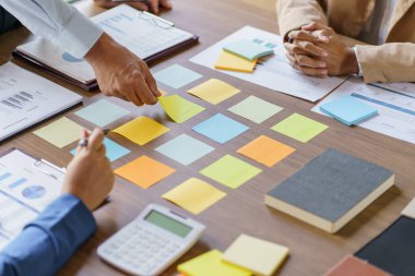 İş Adamları Toplantı Tasarımı Fikirleri 'ni kullanan beyin fırtınası uzmanları, ofis içinde proje projesi beyin fırtınası planlama başlatan profesyonel yatırımcı fikrini paylaşmak için notlarını kullandılar..