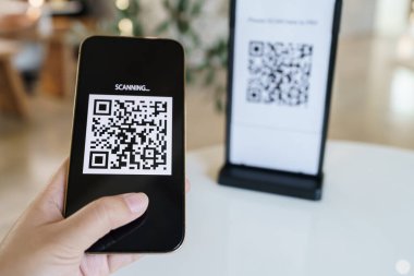 QR kodu ödemesi. Cüzdan. Adam tarama etiketi kabul edildi para olmadan dijital ödeme oluşturun. QR kodu çevrimiçi alışveriş nakit ödeme ve doğrulama teknolojisi konsepti taraması