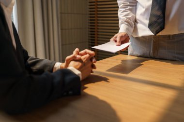 İstifa mektubu gönderip İstifa Depresyonu 'nu paketlemeyi ya da ofiste karton kutu taşımayı bırak. İş değişikliği ya da şirketten kovulma.