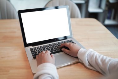 Dizüstü bilgisayarla çalışan bir kadın. Eller bir klavyeye basıyor. Teknoloji e-ticaret konsepti.