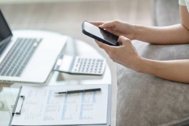 Mutlu güzel Asyalı kadın kulaklık takıyor işte dizüstü bilgisayar kullanıyor ya da müzikten hoşlanıyor..