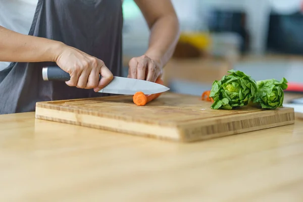 Prepare Mulher Comida Está Preparando Salada Legumes Cozinha Alimentos Saudáveis — Fotografia de Stock