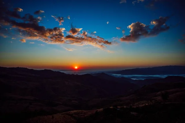 Голубое Небо Видом Горы Скалистый Горный Ландшафт — стоковое фото