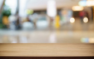 Boş ahşap masa üstü ve arka plan bulanıklığı metin pazarlama promosyonu için boş ahşap masa alanı. boş tahta tablo kopyalama alanı arkaplanı