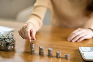 Kadınlar para dağıtır ve bağış yapar. Bağış konseptini yükseltir..