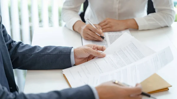 Abogado Asesor Legal Presenta Cliente Contrato Firmado Con Mazo Ley — Foto de Stock