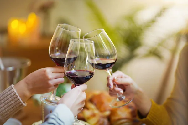 Fröhliche Freunde Genießen Hause Geburtstagsparty Asiatische Freunde Jubeln Trinken Rotwein Stockfoto