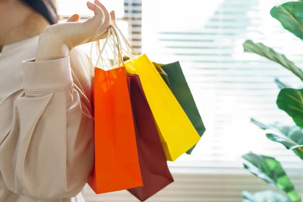 Kvinnan Håller Försäljning Shoppingväskor Konsumtion Shoppa — Stockfoto