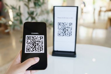 QR kodu ödemesi. Cüzdan. Adam tarama etiketi kabul edildi. Parasız dijital ödeme oluşturuldu. QR kodu çevrimiçi olarak taranıyor. Nakitsiz ödeme ve doğrulama teknolojisi