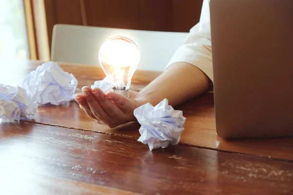 Ideia Pessoa Negócios Segurando Criatividade Conceito Lâmpada Com Lâmpadas — Fotografia de Stock