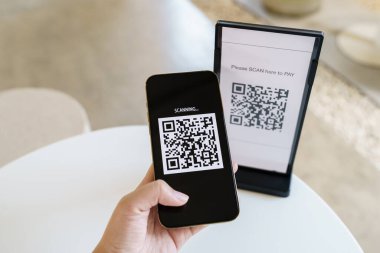 QR kodu ödemesi. Cüzdan. Adam tarama etiketi kabul edildi para olmadan dijital ödeme oluşturun. QR kodu çevrimiçi alışveriş nakit ödeme ve doğrulama teknolojisi konsepti taraması