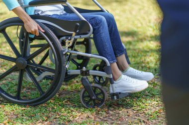 Üzgün üzgün Asyalı kadın tekerlekli sandalyede yalnız, engelli yetişkin.