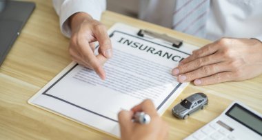 Zarar tespiti sigortacısı Hasarlı arabayı denetliyor.