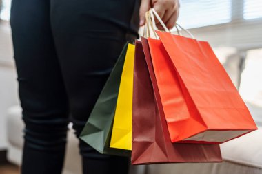 Elinde alışveriş torbaları tutan kadın. Tüketim Dükkanı