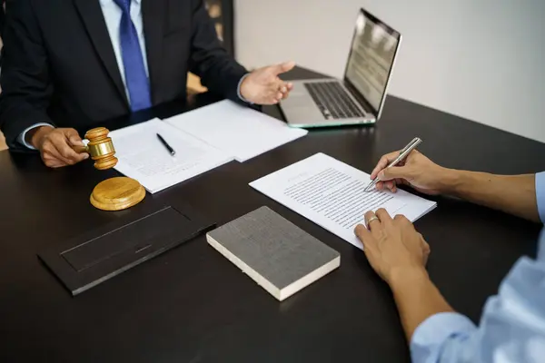 Assessoria Jurídica Apresenta Cliente Contrato Assinado Com Martelo Direito Legal — Fotografia de Stock