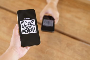 QR kodu ödemesi. Cüzdan. Adam tarama etiketi kabul edildi para olmadan dijital ödeme oluşturun. QR kodu çevrimiçi alışveriş nakit ödeme ve doğrulama teknolojisi konsepti taraması