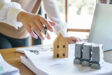İş adamlarının emlakçıyla anlaşma yapması Danışman Konutları Sigortacılığı Konsepti