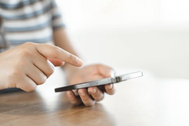 Cep telefonu çalışan kadın eli cep telefonlarını tutuyor. akıllı telefon teknolojisi e-ticaret kavramı.