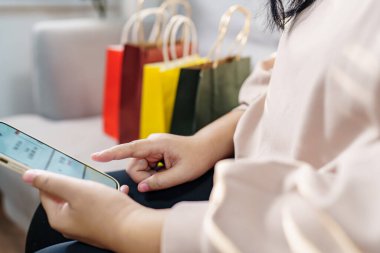 Akıllı telefon kullanan kadın elleri cep telefonu kullanıyor.