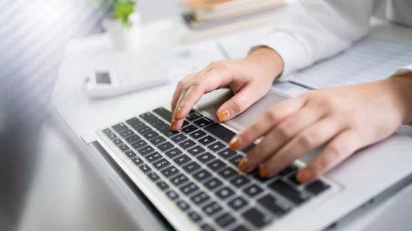 Mujer Que Trabaja Mediante Uso Una Computadora Portátil Manos Escribiendo — Foto de Stock