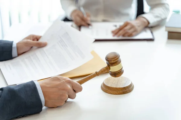 Adwokat Adwokat Przedstawia Klientowi Podpisaną Umowę Młotkiem Prawem Sprawiedliwość Adwokat — Zdjęcie stockowe