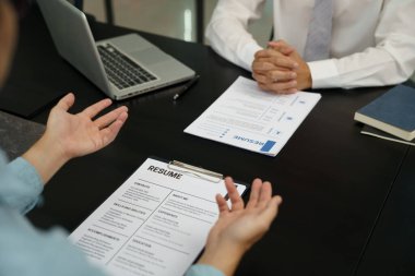 Takım lideri koçu, genç işçilere iş planı hakkında açıklama yapmayı öğretiyor konuşkan iş arkadaşlarını dinliyor ve ofiste yeni proje sunumu danışmanlığını tartışıyor.