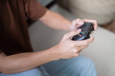 Genç Asyalı erkek oyuncu denetleyici video konsolu hobi içeren Online Video Oyunu keyfi eSport Cyber Games Internet